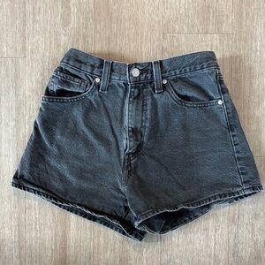Levi’s High Wasted Mom Shorts Size 27 in Black